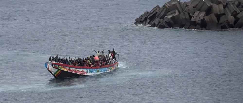 উপকূলে ভাসমান নৌকায় মিলল ৩০ জনের পচা-গলা মরদেহ rotten
