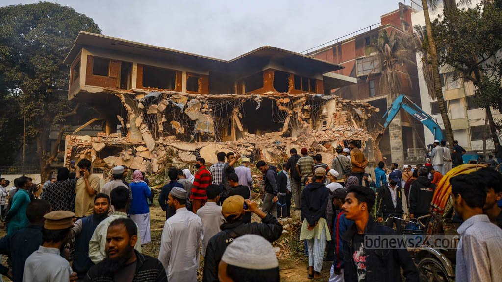 পোড়াবাড়ি ভাঙতে ফের বুলডোজার এবং কয়েকটি সরল প্রশ্ন পোড়াবাড়ি ভাঙতে ফের বুলডোজার এবং কয়েকটি সরল প্রশ্ন